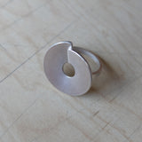 nishnabotna jewelry, sterling silver small disk ring with overlap